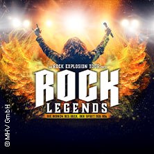 Ein Sänger mit Mikrofon und erhobenen Armen vor Flammen und Lichtern. Text: "Rock Legends - The Rock Explosion Tour 2023"., © links im Bild