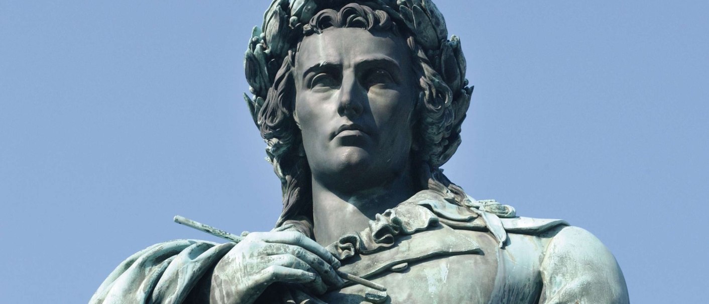 Nahaufnahme einer Schillerstatue mit Lorbeerkranz, die in den Himmel blickt. Der Hintergrund ist ein klarer blauer Himmel., © SMG, Günter Bergmann Nahaufnahme einer Schillerstatue mit Lorbeerkranz, die in den Himmel blickt. Der Hintergrund ist ein klarer blauer Himmel., © SMG, Günter Bergmann