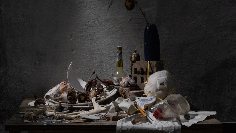 Stillleben mit zerbrochener Schale, Flasche, Maske und getrockneter Blume auf einem Tisch. Verschiedene Objekte sind chaotisch arrangiert., © Theater Rampe Stillleben mit zerbrochener Schale, Flasche, Maske und getrockneter Blume auf einem Tisch. Verschiedene Objekte sind chaotisch arrangiert., © Theater Rampe