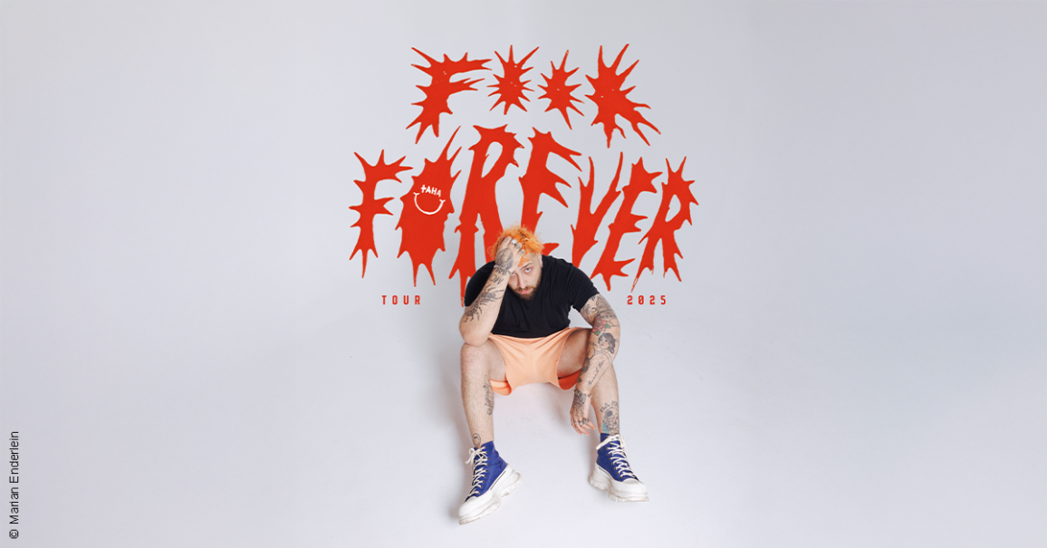 Ein Mann mit orangefarbenem Haar und Tattoos sitzt vor einem wei&szlig;en Hintergrund. Hinter ihm steht in roter Schrift 'F*** Forever Tour 2025'., &copy; links im Bild
