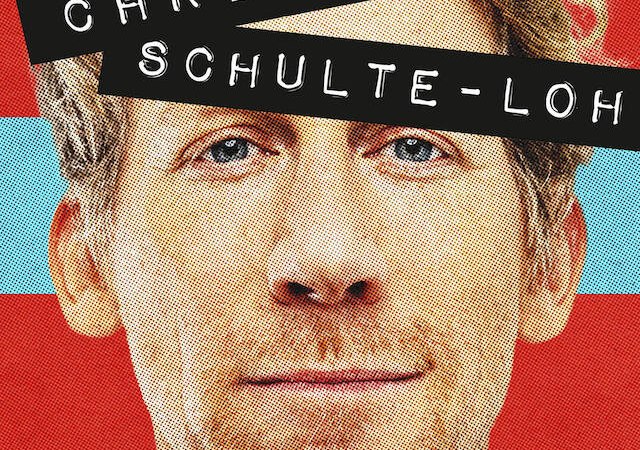Porträt eines Mannes mit Textbalken "Christian Schulte-Loh" über den Augen, vor einem rot-blau gestreiften Hintergrund., © Rosenau Kultur e.V. Porträt eines Mannes mit Textbalken "Christian Schulte-Loh" über den Augen, vor einem rot-blau gestreiften Hintergrund., © Rosenau Kultur e.V.