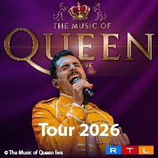 Plakat für 'The Music of Queen - Live Tour 2026' mit Sänger in gelber Jacke und Mikrofon vor lila Hintergrund., © links im Bild