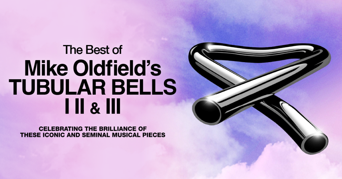 Metallisches Rohr in Form eines gebogenen Tubular Bells auf einem pastellfarbenen, wolkigen Hintergrund. Text feiert die ikonische Musik von Mike Oldfield., &copy; links im Bild