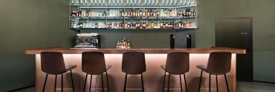 Moderne Bar mit hohen St&uuml;hlen, beleuchtetem Tresen und Flaschenregal im Hintergrund. Dezente Beleuchtung und schlichte Einrichtung., &copy; Eduards Bar, Stuttgart