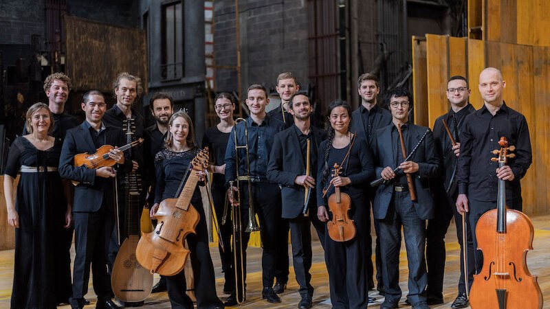 Musikergruppe mit barocken Instrumenten auf einer Bühne, bereit für das Festival Stuttgart Barock 2026., © Musik Podium Stuttgart e.V. Musikergruppe mit barocken Instrumenten auf einer Bühne, bereit für das Festival Stuttgart Barock 2026., © Musik Podium Stuttgart e.V.