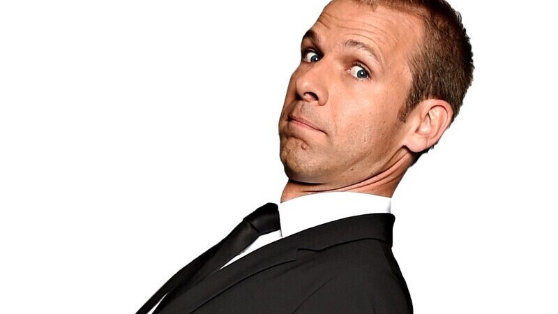 Ein Mann in Anzug und Krawatte lehnt sich zurück und schaut überrascht. Weißer Hintergrund., © Theaterhaus Stuttgart e.V. Ein Mann in Anzug und Krawatte lehnt sich zurück und schaut überrascht. Weißer Hintergrund., © Theaterhaus Stuttgart e.V.