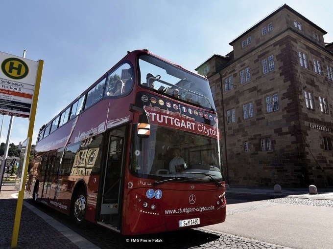 Roter Doppeldeckerbus der Stuttgart Citytour an einer Haltestelle vor einem historischen Geb&auml;ude. Menschen sitzen im oberen Deck., &copy; SMG, Pierre Polak