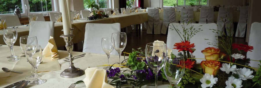 Festlich gedeckter Tisch im Römerhof Stuttgart mit Blumen, Kerzen und Gläsern, bereit für eine Veranstaltung., © Kulinarium und Römerhof Stuttgart Festlich gedeckter Tisch im Römerhof Stuttgart mit Blumen, Kerzen und Gläsern, bereit für eine Veranstaltung., © Kulinarium und Römerhof Stuttgart