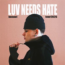 Ein junger Mann in schwarzer Kleidung und M&uuml;tze vor einem rosa Hintergrund. Oben steht der Text 'LUV NEEDS HATE benno! tour2026'., &copy; links im Bild