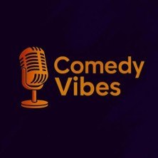 Logo von Comedy Vibes mit einem stilisierten Mikrofon und Schriftzug auf dunklem Hintergrund., © links im Bild Logo von Comedy Vibes mit einem stilisierten Mikrofon und Schriftzug auf dunklem Hintergrund., © links im Bild