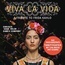 Plakat für 'Viva la Vida – A Tribute to Frida Kahlo' zeigt eine Frau mit Blumen im Haar. Es bewirbt ein preisgekröntes Tanztheater mit Live-Musik und Gesang., © links im Bild Plakat für 'Viva la Vida – A Tribute to Frida Kahlo' zeigt eine Frau mit Blumen im Haar. Es bewirbt ein preisgekröntes Tanztheater mit Live-Musik und Gesang., © links im Bild