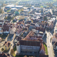 Aerial view of Gaildorf with half-timbered houses, church and surrounding buildings. The town is surrounded by green fields., © Stadt Gaildorf