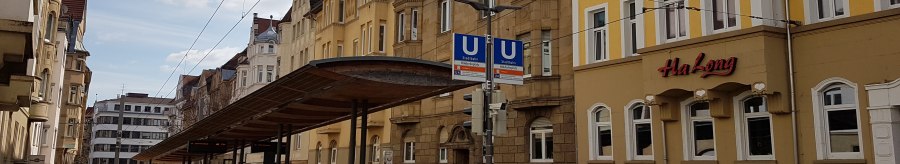 Stra&szlig;enbahnhaltestelle in einer st&auml;dtischen Stra&szlig;e, umgeben von alten Geb&auml;uden. Ein Restaurant namens Ha Long ist zu sehen., &copy; SMG