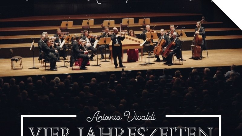 Die Tschechische Kammerphilharmonie Prag spielt auf einer Bühne vor Publikum. Der Schriftzug "Antonio Vivaldi: Vier Jahreszeiten" ist eingeblendet., © Go 2 - Convent GmbH