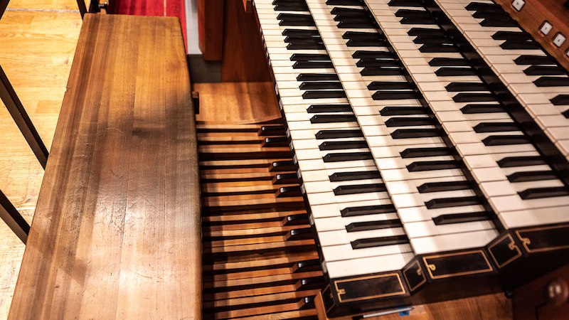 Nahaufnahme einer Orgelkonsole mit mehreren Manualen und Pedalen. Die hölzerne Bank und der rote Teppich sind ebenfalls sichtbar., © Staatliche Hochschule für Musik und Darstellende Kunst Nahaufnahme einer Orgelkonsole mit mehreren Manualen und Pedalen. Die hölzerne Bank und der rote Teppich sind ebenfalls sichtbar., © Staatliche Hochschule für Musik und Darstellende Kunst