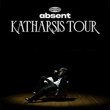 Person sitzt in dunklem Raum auf Stuhl, beleuchtet von Lichtstrahl. Text: 'absent - KATHARSIS TOUR'., © links im Bild Person sitzt in dunklem Raum auf Stuhl, beleuchtet von Lichtstrahl. Text: 'absent - KATHARSIS TOUR'., © links im Bild