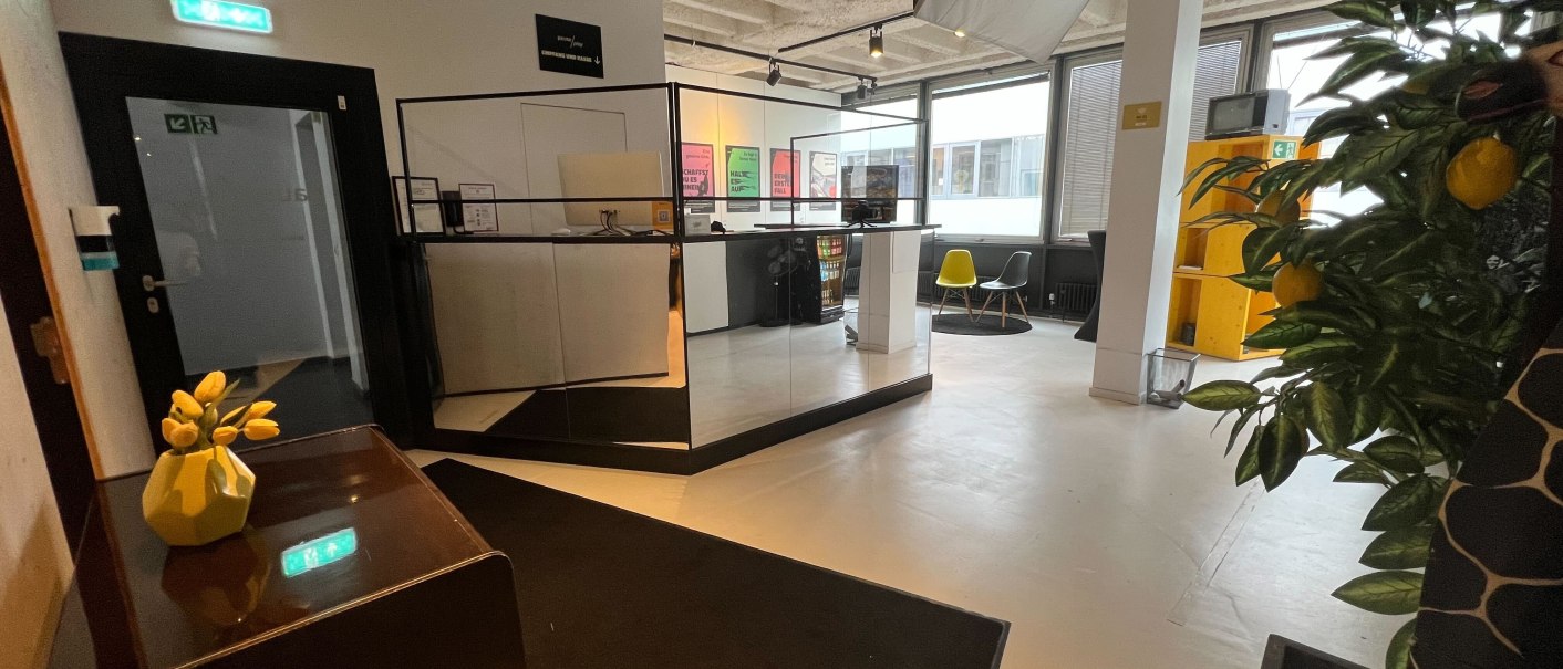 Modern reception area with counter, chairs and plants. Bright lighting and decorations create an inviting atmosphere., &copy; pause & play Stuttgart