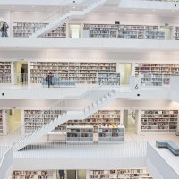 Innenansicht der Stadtbibliothek Stuttgart mit mehreren Etagen, weißen Wänden und Regalen voller Bücher. Menschen bewegen sich auf den Ebenen., © Stuttgart-Marketing GmbH, Sarah Schmid Innenansicht der Stadtbibliothek Stuttgart mit mehreren Etagen, weißen Wänden und Regalen voller Bücher. Menschen bewegen sich auf den Ebenen., © Stuttgart-Marketing GmbH, Sarah Schmid