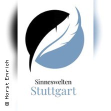Logo mit einer Feder in Schwarz-Weiß und Blau, darunter steht 'Sinneswelten Stuttgart'. Urheber: Horst Emrich., © links im Bild Logo mit einer Feder in Schwarz-Weiß und Blau, darunter steht 'Sinneswelten Stuttgart'. Urheber: Horst Emrich., © links im Bild