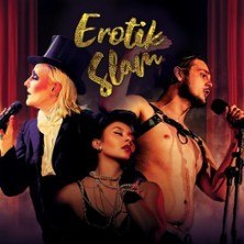 Drei Performer auf einer B&uuml;hne beim Erotik Slam: eine Person im Frack, eine in Leder und eine in Ketten. Der Hintergrund ist mit roten Vorh&auml;ngen dekoriert., &copy; links im Bild