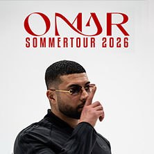 Ein Mann mit Sonnenbrille und Bart posiert vor einem wei&szlig;en Hintergrund. &Uuml;ber ihm steht 'Omar Sommertour 2026'., &copy; links im Bild