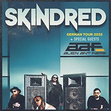 Band Skindred posiert vor großen Lautsprechern. Text: "German Tour 2025 + Special Guests Alien Ant Farm". Dunkler Hintergrund., © links im Bild Band Skindred posiert vor großen Lautsprechern. Text: "German Tour 2025 + Special Guests Alien Ant Farm". Dunkler Hintergrund., © links im Bild