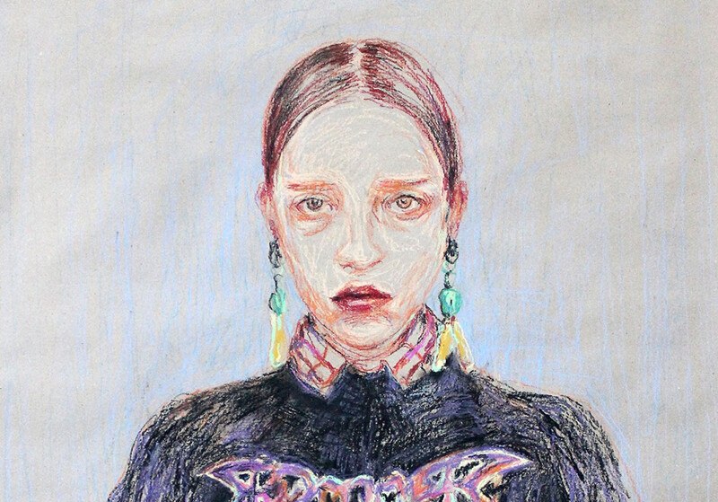 Portr&auml;t einer Frau mit ernster Miene, bunten Ohrringen und einem dunklen Oberteil vor grauem Hintergrund., &copy; W&uuml;rttembergische Staatstheater Stuttgart