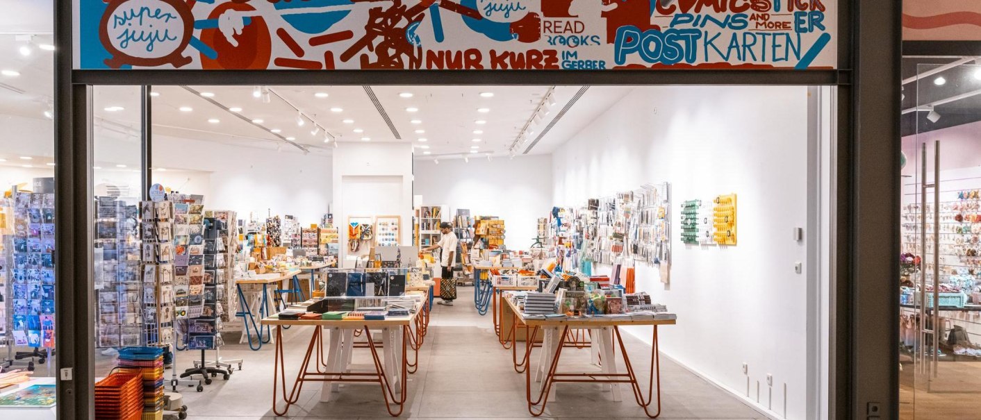 Ein einladendes Gesch&auml;ft mit Postkarten, B&uuml;chern und Schreibwaren. Helle Beleuchtung und kreative Dekorationen verleihen dem Raum eine freundliche Atmosph&auml;re., &copy; Stuttgart Marketing GmbH, Sarah Schmid