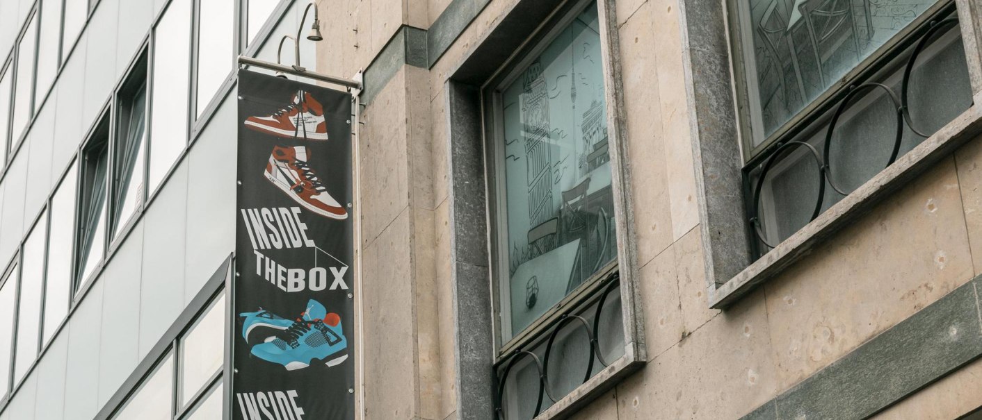 Fassade eines Geb&auml;udes mit einem Schild 'Inside The Box' und einem gezeichneten Caf&eacute; im Fenster., &copy; SMG, Sarah Schmid