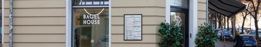 A caf&eacute; called Bagel House with a large shop window and an entrance door. There are plants in front of the building and a menu is visible., &copy; Stuttgart-Marketing GmbH, Sarah Schmid