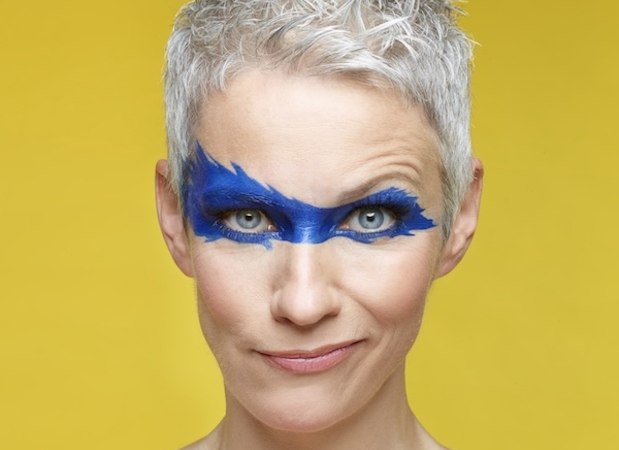 Person mit kurzem grauem Haar und blauer Augenmaske vor gelbem Hintergrund, lächelt leicht., © Renitenztheater Stuttgart e.V. Person mit kurzem grauem Haar und blauer Augenmaske vor gelbem Hintergrund, lächelt leicht., © Renitenztheater Stuttgart e.V.