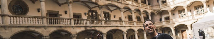 Three people stand in the inner courtyard of the Württemberg State Museum and look upwards. The inner courtyard is surrounded by arcades and historic buildings., © Stuttgart-Marketing GmbH, wpsteinheisser Three people stand in the inner courtyard of the Württemberg State Museum and look upwards. The inner courtyard is surrounded by arcades and historic buildings., © Stuttgart-Marketing GmbH, wpsteinheisser