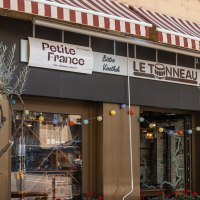 Bistro 'Petite France' und 'Le Tonneau' mit rot-wei&szlig; gestreifter Markise, bunten Lichtern und Pflanzen dekoriert. Einladende Atmosph&auml;re., &copy; SMG, Sarah Schmid