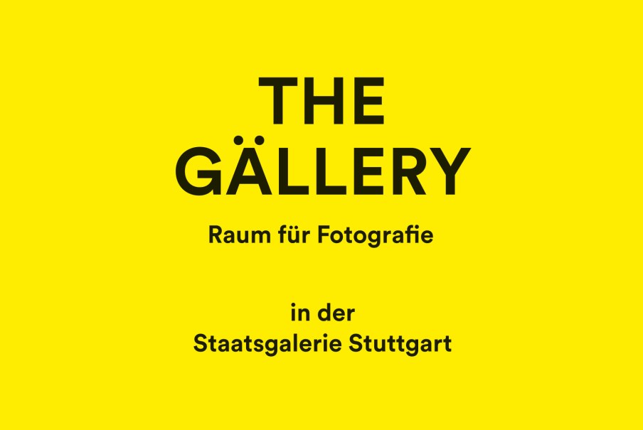 Gelbes Plakat mit schwarzem Text: THE G&Auml;LLERY - Raum f&uuml;r Fotografie in der Staatsgalerie Stuttgart., &copy; Staatsgalerie Stuttgart