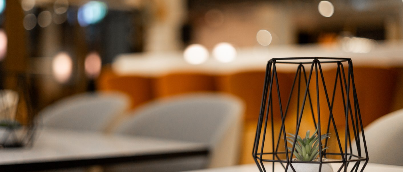 Geometrisches Tischdekor mit Pflanze in modernem Ambiente, unscharfer Hintergrund mit warmen Farben., © GINN Apartments Esslingen Geometrisches Tischdekor mit Pflanze in modernem Ambiente, unscharfer Hintergrund mit warmen Farben., © GINN Apartments Esslingen
