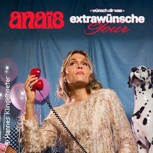 Frau mit rotem Telefon und Dalmatiner, umgeben von Luftballons. Text: "anaïs - wünsch dir was - extrawünsche Tour 2026"., © links im Bild Frau mit rotem Telefon und Dalmatiner, umgeben von Luftballons. Text: "anaïs - wünsch dir was - extrawünsche Tour 2026"., © links im Bild