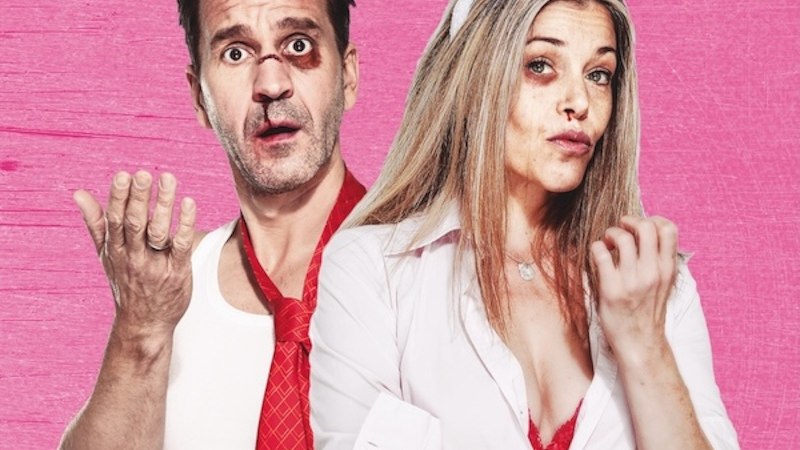 Ein Mann mit roter Krawatte und eine Frau mit Hasenohren posieren vor einem pinken Hintergrund. Beide haben ausdrucksstarke Gesichter., &copy; Renitenztheater Stuttgart e.V.