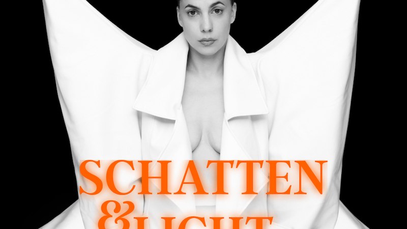 Frau in weißem Outfit mit großem Kragen, schwarzer Hintergrund, Text: LAFEE SCHATTEN & LICHT TOUR., © Südwestdeutsche Konzertdirektion Michael Russ GmbH