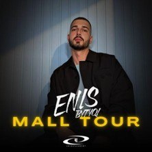 Ein Mann in dunkler Kleidung steht vor einer Wand. Der Text 'Enis Bytyqi Mall Tour' ist &uuml;ber dem Bild platziert., &copy; links im Bild