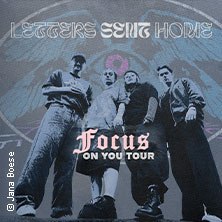 Vier Personen posieren in einem k&uuml;nstlerischen Foto. Oben steht 'Letters Sent Home', darunter 'Focus On You Tour'. K&uuml;nstlerische Darstellung., &copy; links im Bild