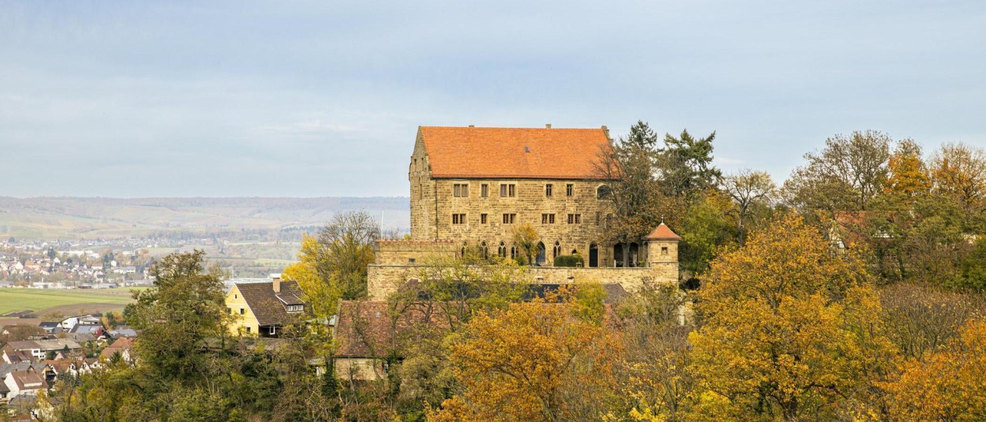 Magenheim Castle in Cleebronn stands majestically on a hill, surrounded by trees in their autumn colors and a vast landscape., &copy; SMG Stuttgart Marketing GmbH - Sarah Schmid