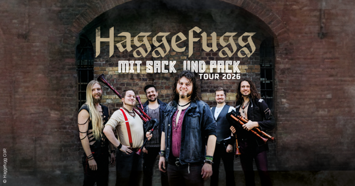 Die Band Haggefugg posiert vor einer Backsteinmauer. Der Schriftzug 'Mit Sack und Pack Tour 2026' ist dar&uuml;ber zu sehen., &copy; links im Bild