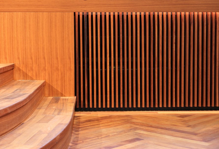 Detailansicht einer B&uuml;hne mit Holzverkleidung und vertikalen Lamellen. Die Treppenstufen sind ebenfalls aus Holz gefertigt., &copy; Literaturhaus