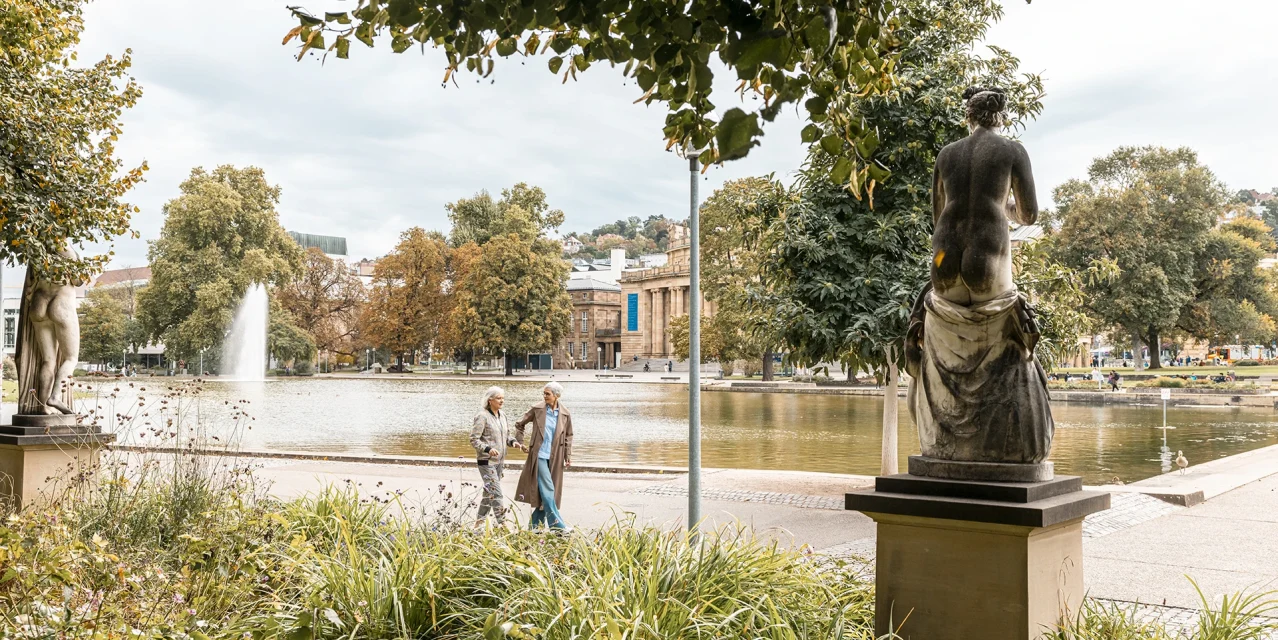 Eckensee im Oberen Schlossgarten in Stuttgart mit Brunnen, Spaziergängerinnen und Skulpturen am Ufer., © SMG, Sarah Schmid Eckensee im Oberen Schlossgarten in Stuttgart mit Brunnen, Spaziergängerinnen und Skulpturen am Ufer., © SMG, Sarah Schmid