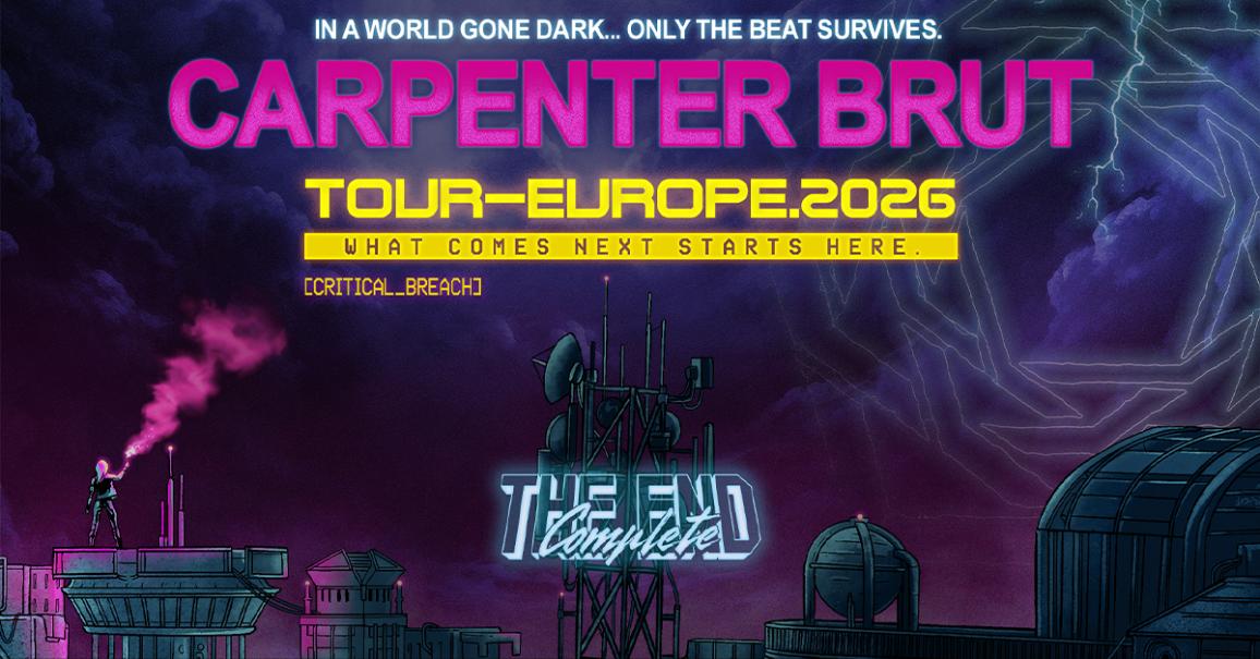 Dystopisches Poster f&uuml;r Carpenter Bruts Europa-Tour 2026. Eine Figur mit Rauchfackel steht auf einem Dach, umgeben von Neonlichtern und einem dunklen Himmel., &copy; links im Bild