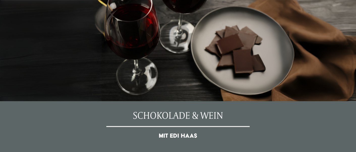 Two glasses of red wine and a plate of chocolate on a dark table. The text "Chocolate & Wine with Edi Haas" is visible below., © Weinmanufaktur Stuttgart eG Two glasses of red wine and a plate of chocolate on a dark table. The text "Chocolate & Wine with Edi Haas" is visible below., © Weinmanufaktur Stuttgart eG