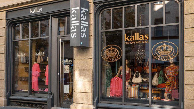 Modegeschäft Kallas mit Schaufensterdekoration, Kleidung und Accessoires. Schriftzug "Fashion with Soul" und Jubiläumszeichen "20 Jahre" sichtbar., © SMG, Sarah Schmid Modegeschäft Kallas mit Schaufensterdekoration, Kleidung und Accessoires. Schriftzug "Fashion with Soul" und Jubiläumszeichen "20 Jahre" sichtbar., © SMG, Sarah Schmid