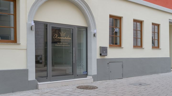 Eingang eines Gebäudes mit Glastür und Schriftzug "Kronenstuben Boutique Hotel". Daneben sind Fenster und ein Briefkasten zu sehen., © Kronenstuben Boutique-Hotel Eingang eines Gebäudes mit Glastür und Schriftzug "Kronenstuben Boutique Hotel". Daneben sind Fenster und ein Briefkasten zu sehen., © Kronenstuben Boutique-Hotel