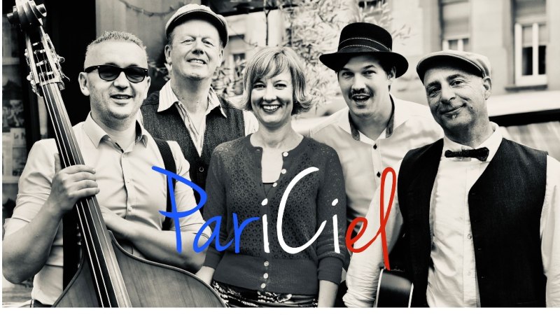 Fünf Personen in Vintage-Kleidung posieren mit Musikinstrumenten. Text: PariCiel, Swing & Pop à la Française., © Fotocredit Theater La Lune Fünf Personen in Vintage-Kleidung posieren mit Musikinstrumenten. Text: PariCiel, Swing & Pop à la Française., © Fotocredit Theater La Lune