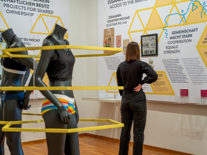Eine Person steht vor Infotafeln im Museum der Alltagskultur. Schaufensterpuppen in Sportkleidung sind Teil der Ausstellung., © Landesmuseum Württemberg Eine Person steht vor Infotafeln im Museum der Alltagskultur. Schaufensterpuppen in Sportkleidung sind Teil der Ausstellung., © Landesmuseum Württemberg